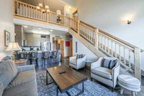 Spacious three bedroom with pool steps to skiing and golf